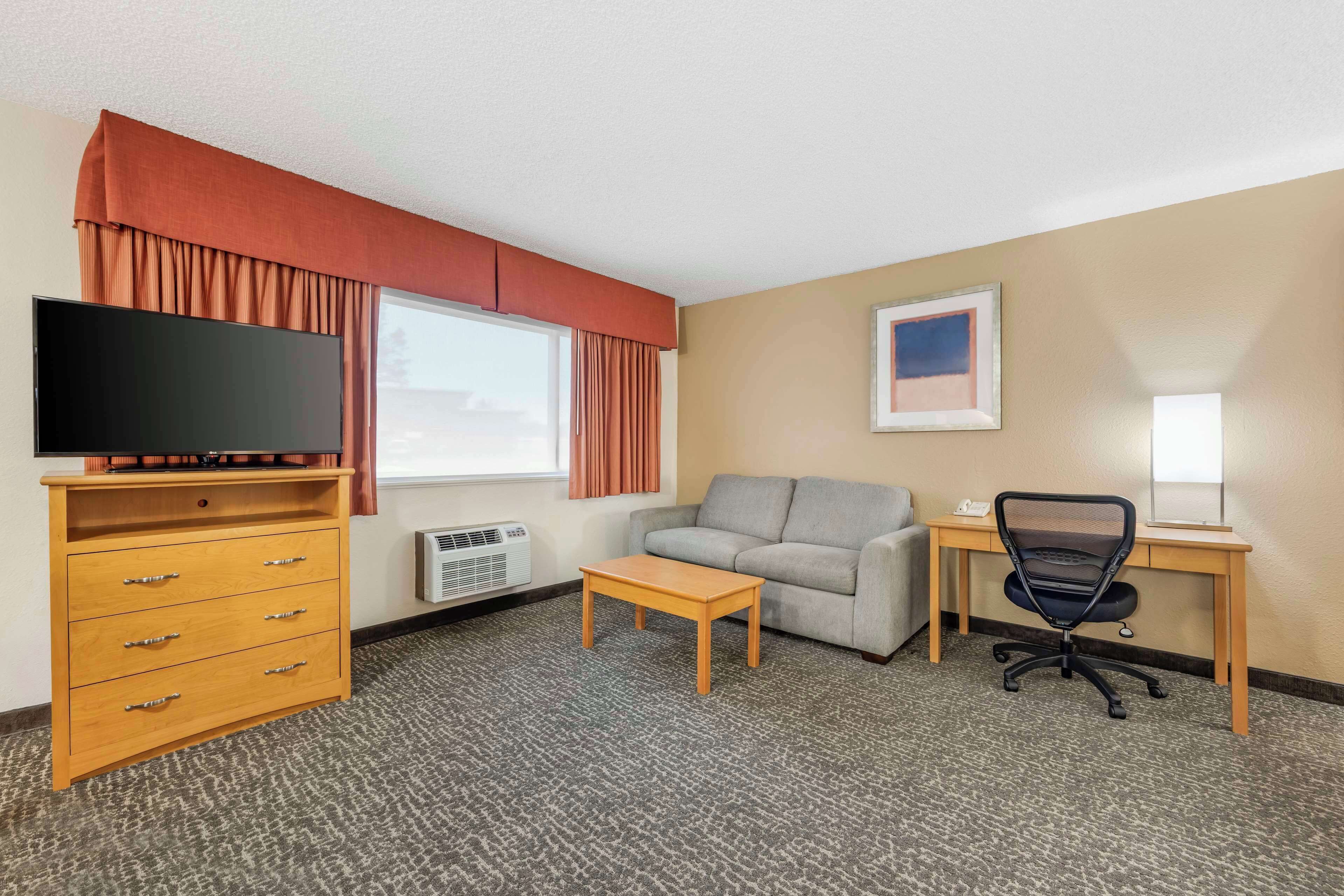 スイート クイーンベッド 1 台 禁煙 | 高級寝具、客室ごとに異なる装飾、客室ごとに異なるインテリア、遮光カーテン