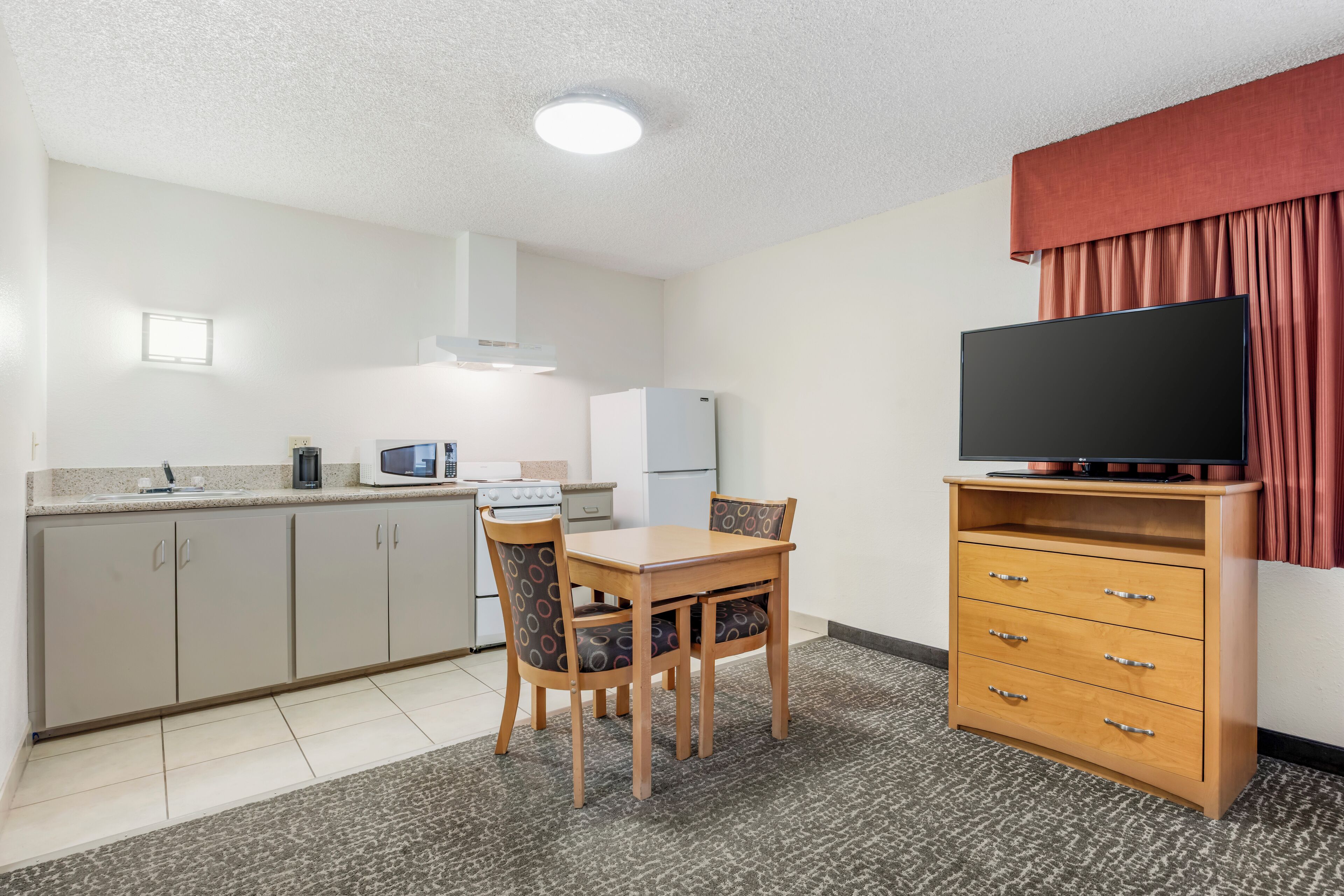 Refrigerador, microondas, cafetera/tetera, mesa de comedor