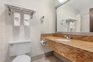 Ducha y bañera combinadas y artículos de higiene personal gratuitos