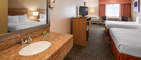 Combined shower/bathtub, free toiletries, hair dryer, towels