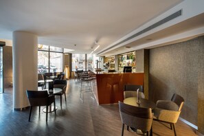 Serves lunch and dinner - Catalonia Sagrada Familia (Barcelona)