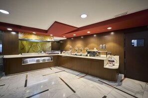 Desayuno buffet diario (EUR 17 por persona)