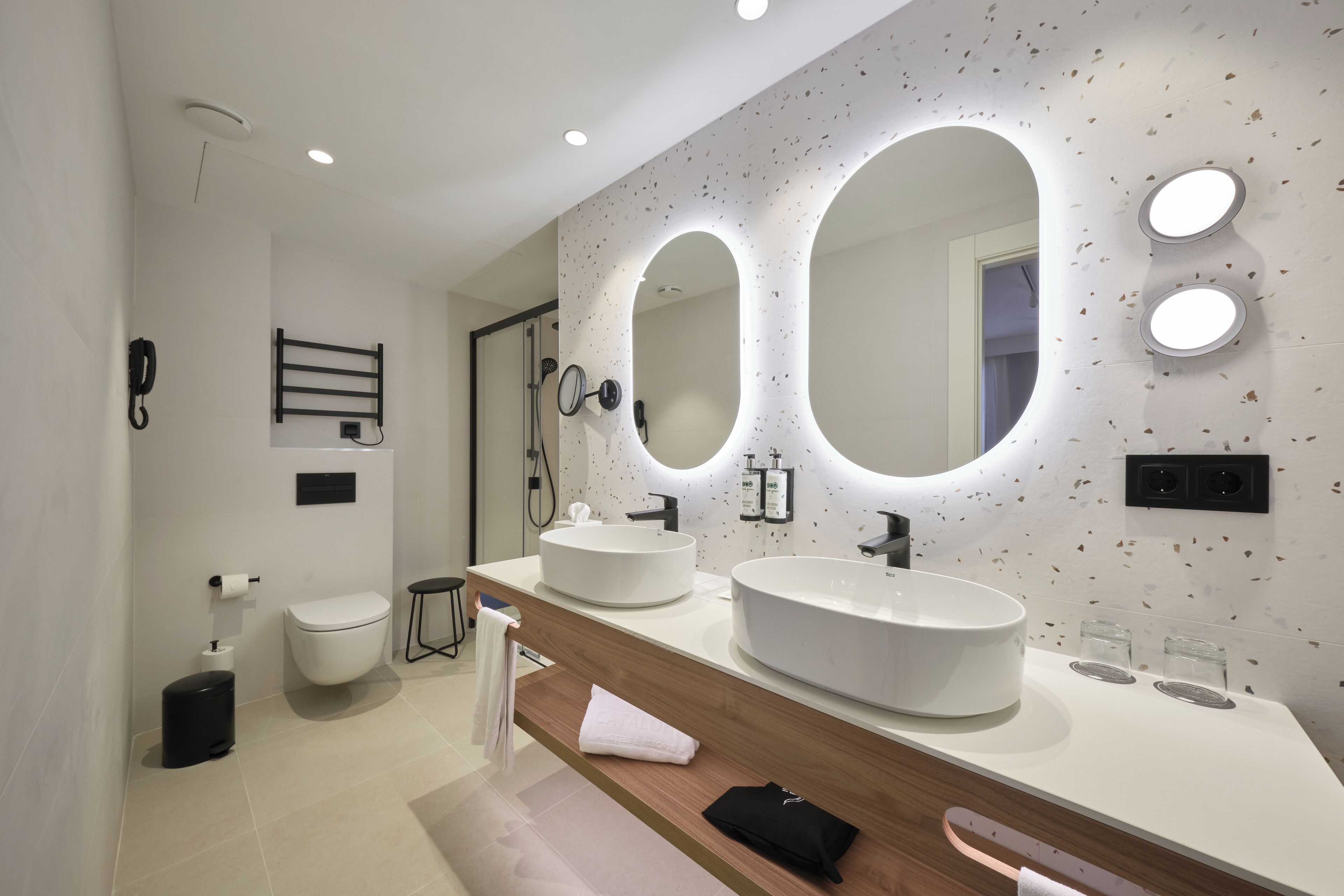 Een regendouche, milieuvriendelijke toiletartikelen, een haardroger