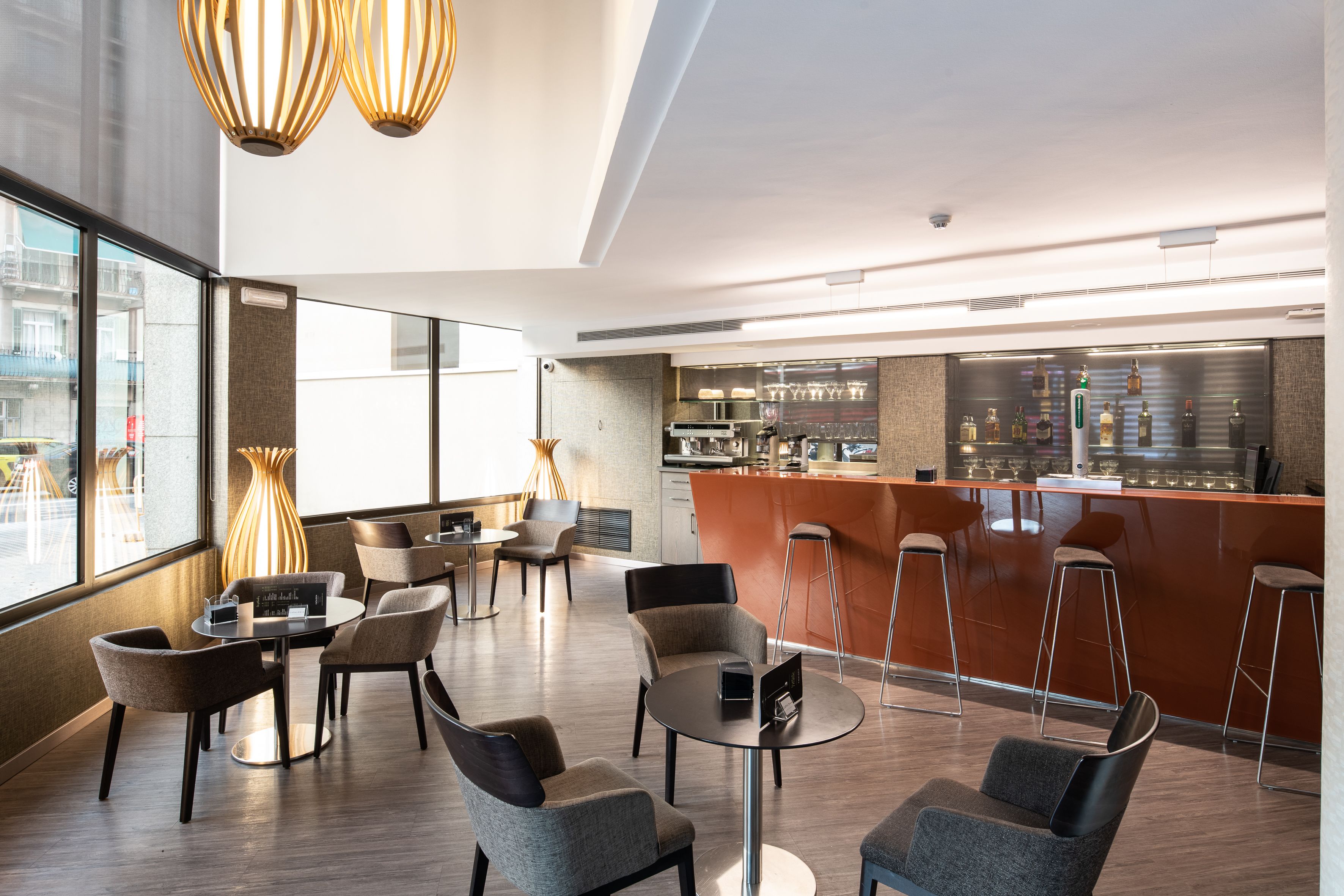 Serverer lunsj og middag