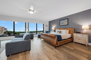 Studio Suite Eksklusif, 1 Tempat Tidur King dengan tempat tidur Sofa, pemandangan teluk | Bantalan ekstra lembut, brankas, meja kerja, dan setrika/meja setrika