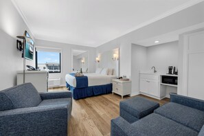 Junior-Suite, 1 King-Bett und Schlafsofa, Kühlschrank | Pillowtop-Betten, Zimmersafe, Schreibtisch, Bügeleisen/Bügelbrett