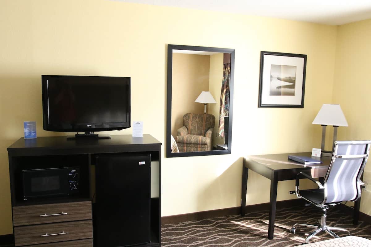 standard room, 2 queen beds | bathroom | combined shower/bathtub, free toiletries, hair dryer, towels