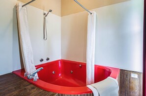 Premium bedding, in-room safe, individually furnished, desk - Quality Inn & Suites Frostburg - Cumberland (Frostburg)