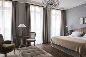 Habitación Premium con 1 cama doble o 2 individuales | Caja fuerte, escritorio, sistema de insonorización y wifi gratis