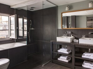 Suite | Bathroom | Shower, rainfall showerhead, designer toiletries, hair dryer - New Hotel Roblin La Madeleine (Paris)