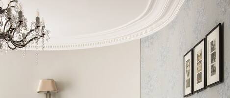 Deluxe Room | 1 bedroom, in-room safe, desk, soundproofing