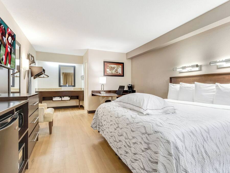 Premium-huone, 1 suuri parisänky (Upgraded Bedding & Snack, Smoke Free) | Työpöytä, kannettavalle tietokoneelle sopiva työtila, pimennysverhot