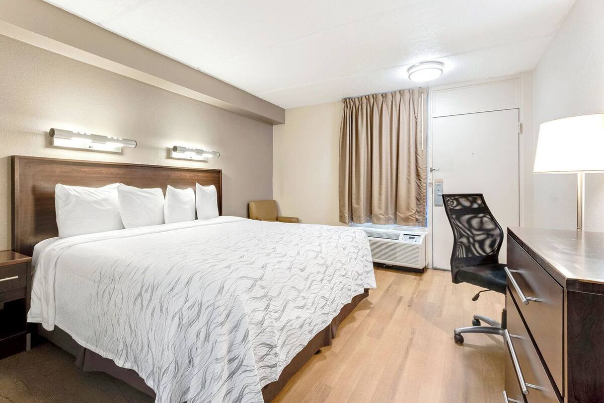 Deluxe Room, 1 King Bed (Smoke Free) | Desk, laptop workspace, blackout drapes, WiFi (free)