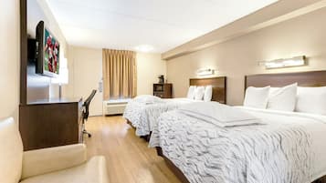 Habitació prèmium, 2 llits dobles (Upgraded Bedding & Snack, Smoke Free) | Escriptori, espai de treball apte per a portàtils i cortines opaques