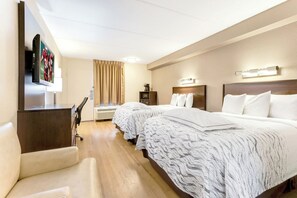 Habitación Premium, 2 camas matrimoniales (Upgraded Bedding & Snack, Smoke Free) | Escritorio, espacio para trabajar con laptop y cortinas blackout 