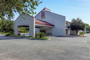 A Red Roof Plus hotel with a single-story structure, a covered entrance, and a parking lot. - Red Roof Inn PLUS+ Mt Pleasant - Patriots Point (Mount Pleasant)
