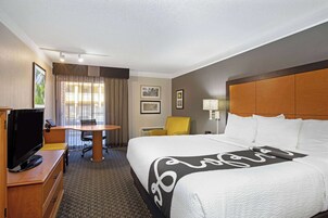 Biancheria da letto di alta qualità, una scrivania, ferro/asse da stiro