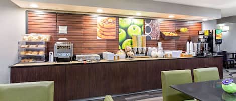Um restaurante moderno com balcão, área de estar e diversos alimentos e bebidas.