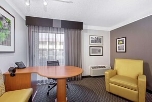 Premium bedding, desk, iron/ironing board, free WiFi