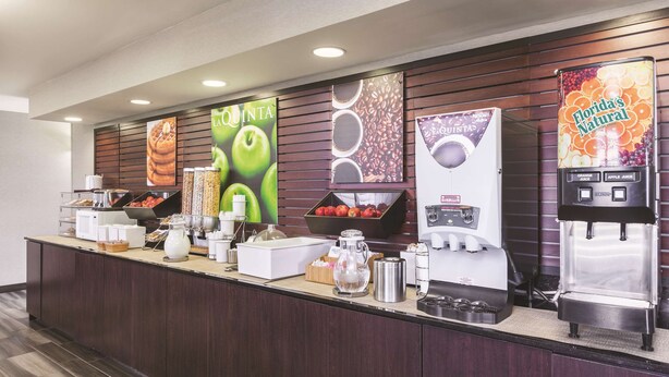 Una estación de autoservicio para bebidas con distintos dispensadores, incluyendo café, té y zumo.