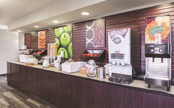 Free continental breakfast - La Quinta Inn by Wyndham Tucson East (Tucson)