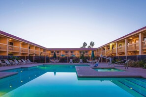 Una piscina al aire libre, sombrillas