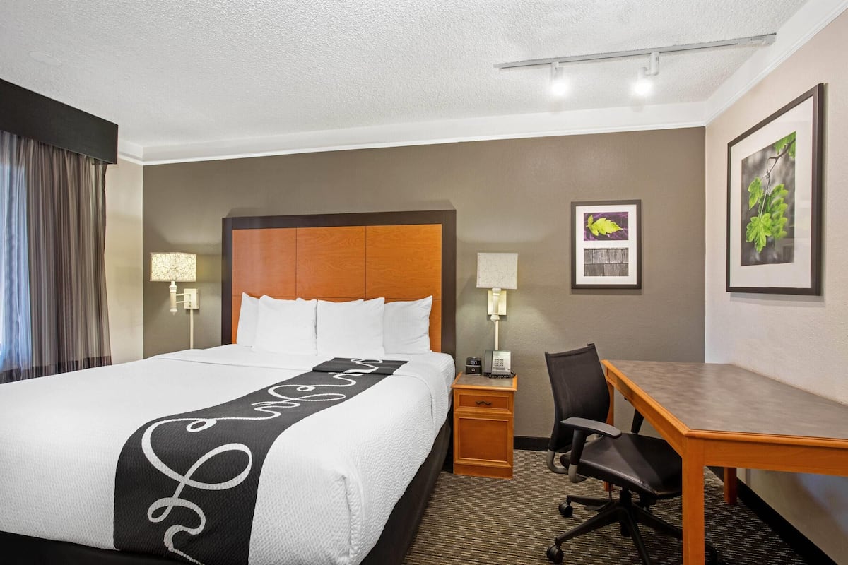 Room, 1 King Bed, Accessible, Non Smoking (Mobility Accessible)