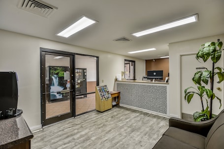 Recepción. Wake Inn