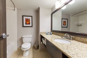 Deluxe Two Queens | Bathroom - Branson Hillside Hotel (Branson)