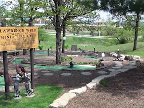 Mini-golf