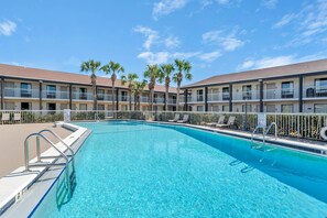 Outdoor pool, pool umbrellas, pool loungers - Quality Inn Panama City North (Panama City)