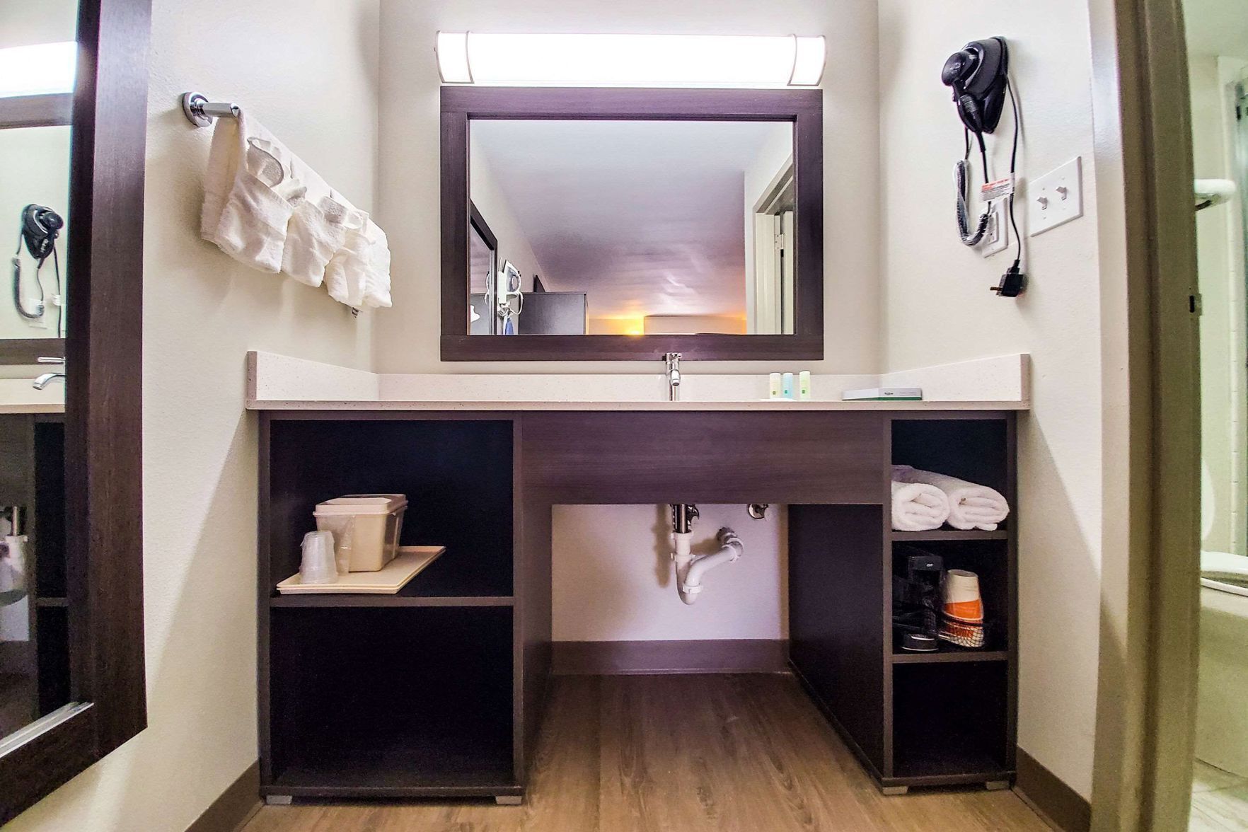 Bathroom | Combined shower/tub, deep soaking tub, free toiletries, hair dryer