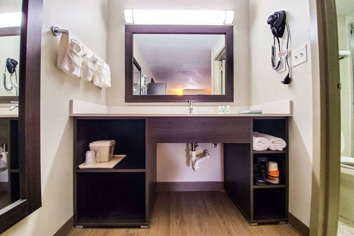 Bathroom | Combined shower/tub, deep soaking tub, free toiletries, hair dryer