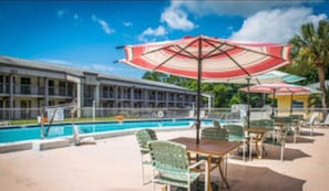 Piscine extérieure, parasols de plage, chaises longues