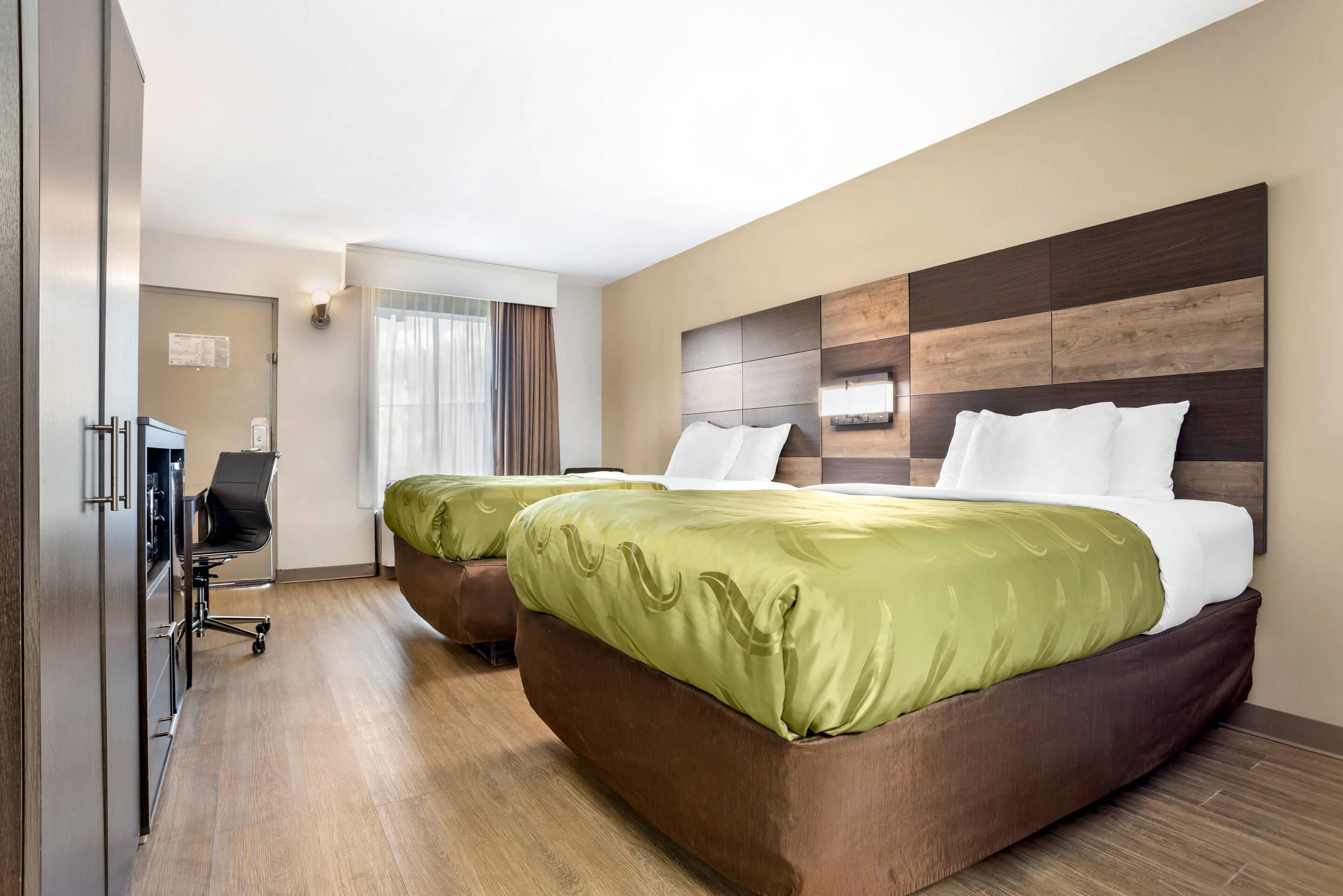 Literie de qualité supérieure, bureau, rideaux occultants