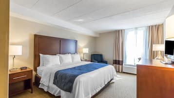 Standard Room, 1 King Bed, Non Smoking | In-room safe, desk, laptop workspace, soundproofing