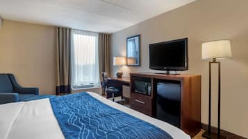 Standard Room, 1 Katil Raja (King), Non Smoking | Peti besi dalam bilik, meja, ruang kerja komputer riba, kalis bunyi