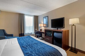 Standard Room, 1 King Bed, Non Smoking | In-room safe, desk, laptop workspace, soundproofing - Comfort Inn Shady Grove - Gaithersburg - Rockville (Gaithersburg)