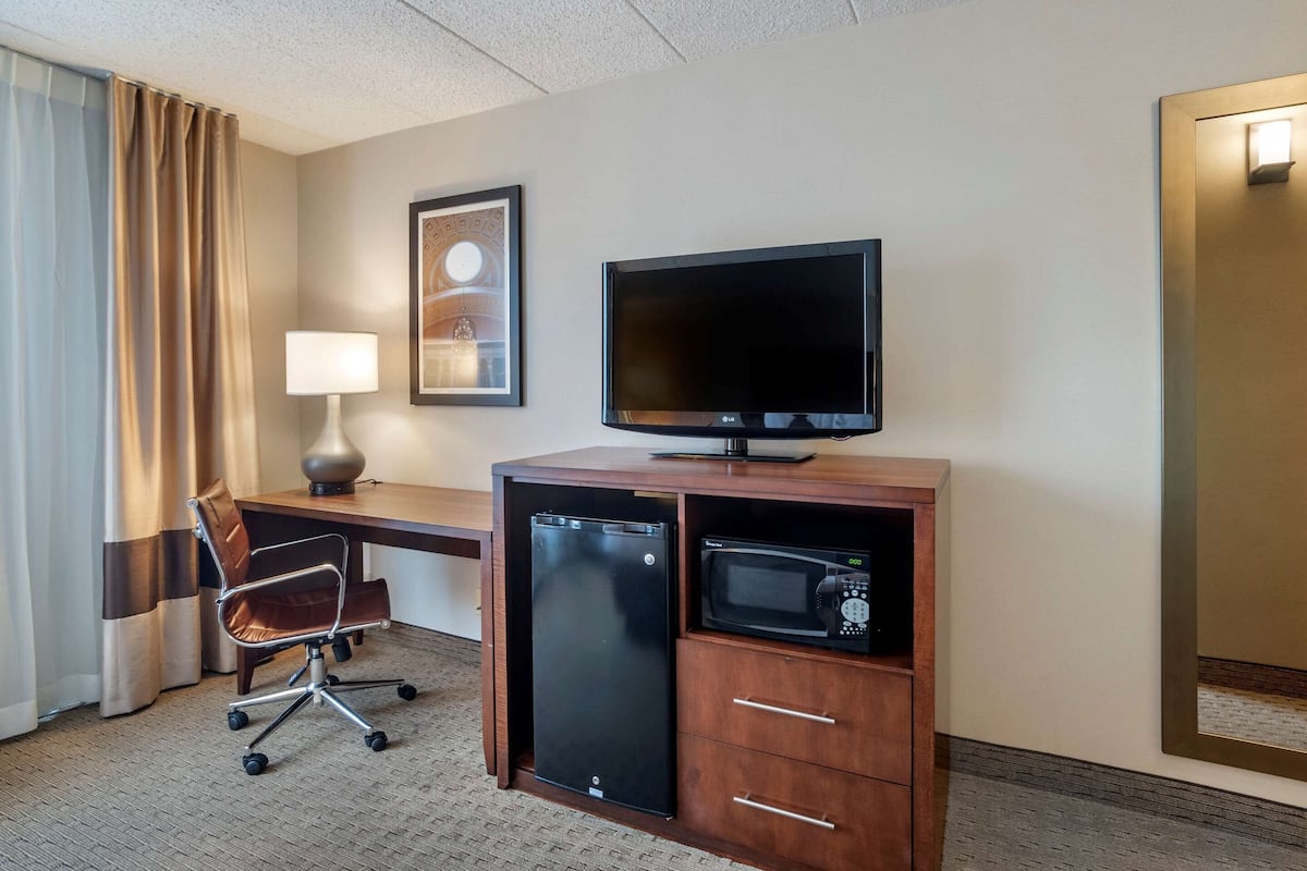 standard room, 1 queen bed, non smoking | in-room safe, desk, laptop workspace, soundproofing