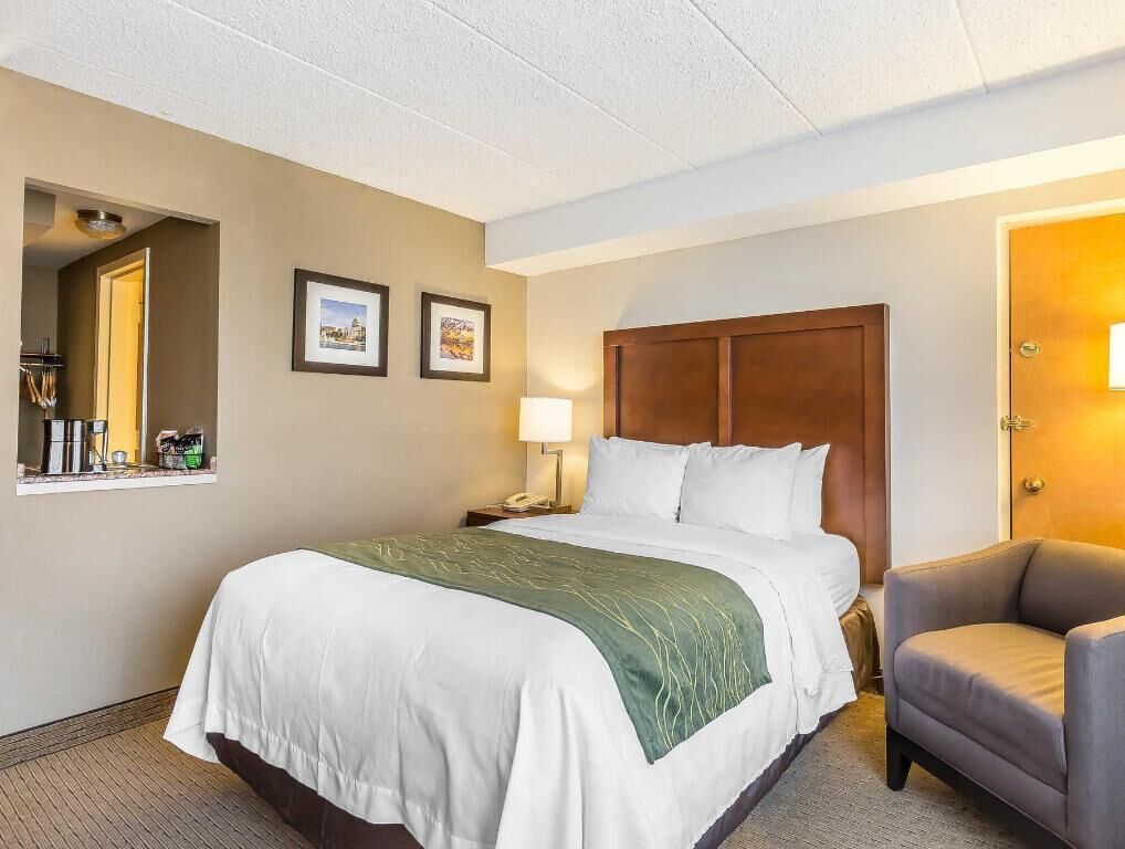 In-room safe, desk, laptop workspace, soundproofing