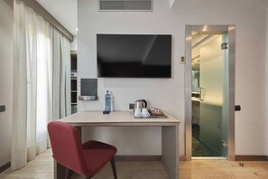 In-room safe, desk, iron/ironing board, free cots/infant beds - Catalonia Park Güell (Barcelona)