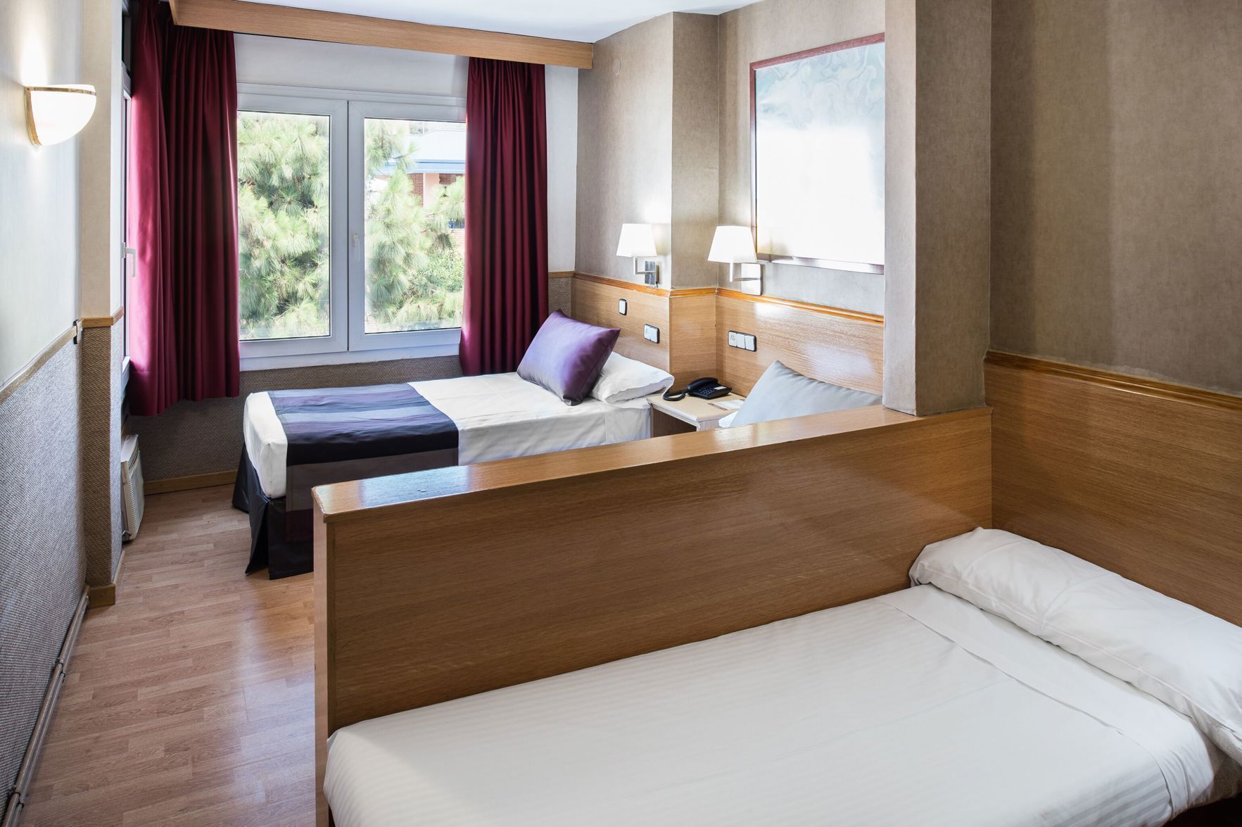 客房内保险箱、办公桌、熨斗/熨板、免费婴儿床