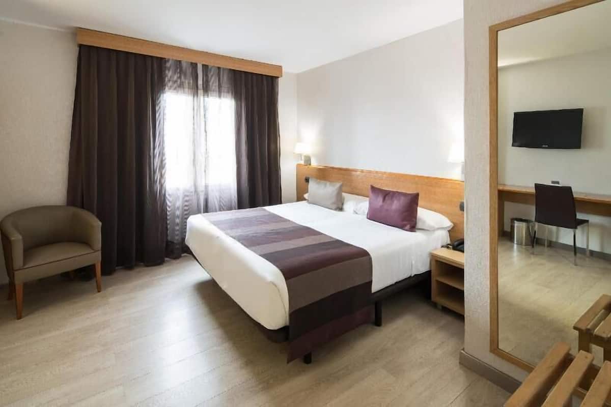 In-room safe, desk, iron/ironing board (on request), WiFi (free)