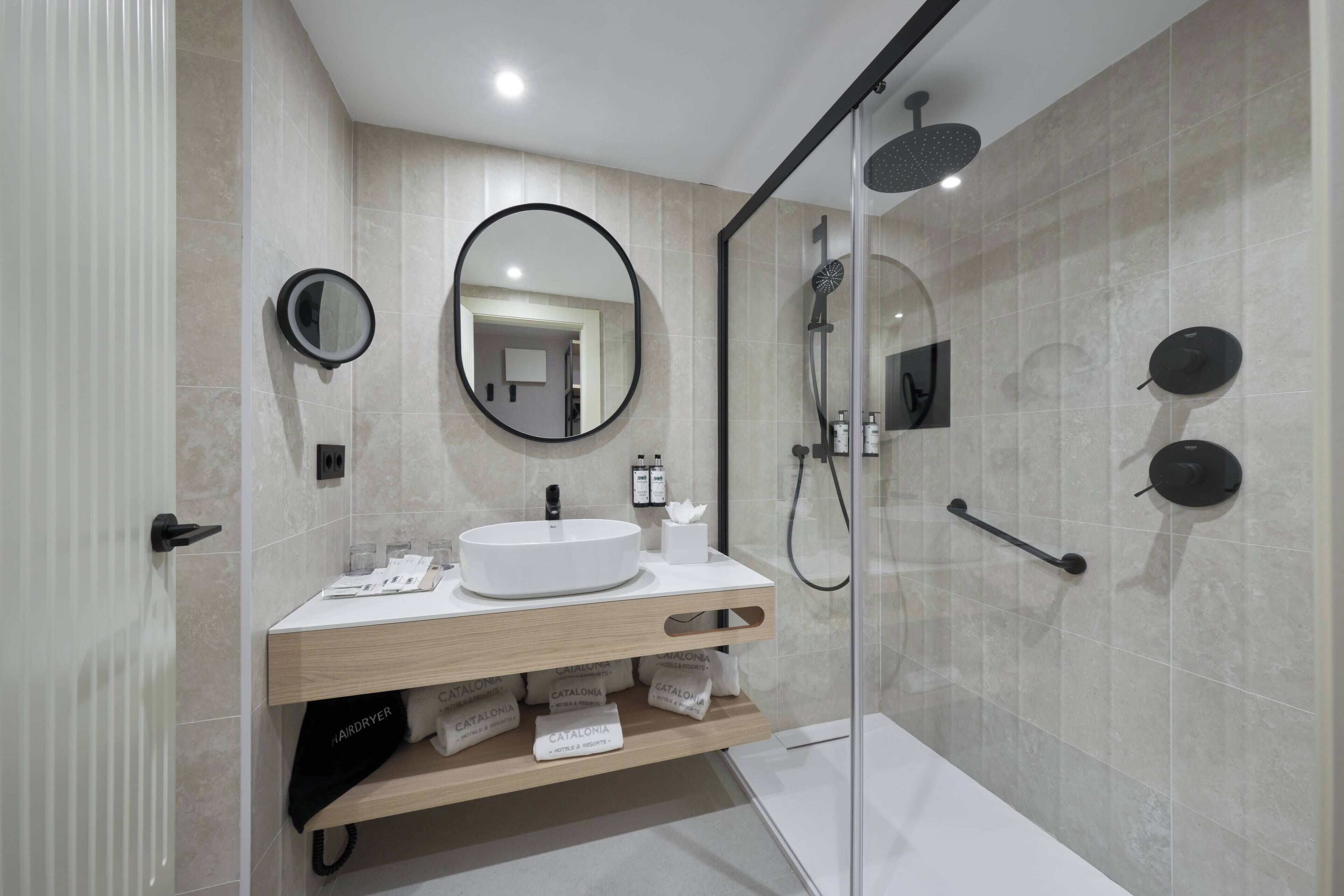 Milieuvriendelijke toiletartikelen, een haardroger, handdoeken