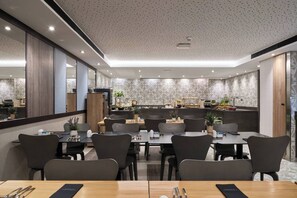 Se ofrece un desayuno bufé (17 EUR por persona)