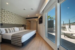 Kamar Triple Premium, teras (Pool) | Brankas, meja kerja, setrika/meja setrika, dan tempat tidur bayi gratis