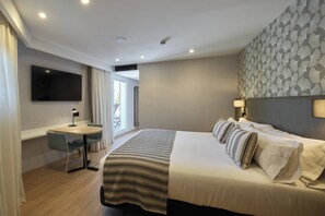 In-room safe, desk, iron/ironing board, free cots/infant beds - Catalonia Park Güell (Barcelona)