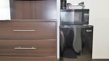 Meja kerja, ruang kerja ramah laptop, dan tirai kedap cahaya