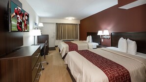 Escritorio, espacio para trabajar con laptop y cortinas blackout