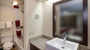 Tina con regadera, amenidades de baño gratuitas, toallas